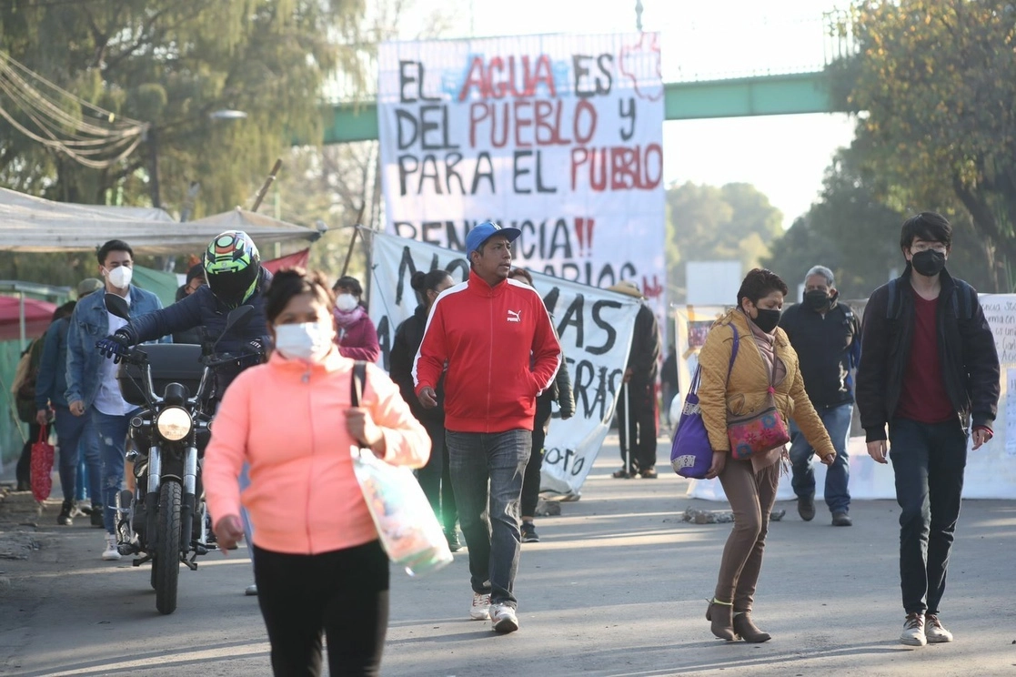 Integrantes de la Comisión del Pueblo de San Gregorio Atlapulco, en Xochimilco, informaron que no hubo acuerdos con la Secretaría de Gobierno para cancelar la obra del colector Atocpan. Foto Luis Castillo / Archivo 