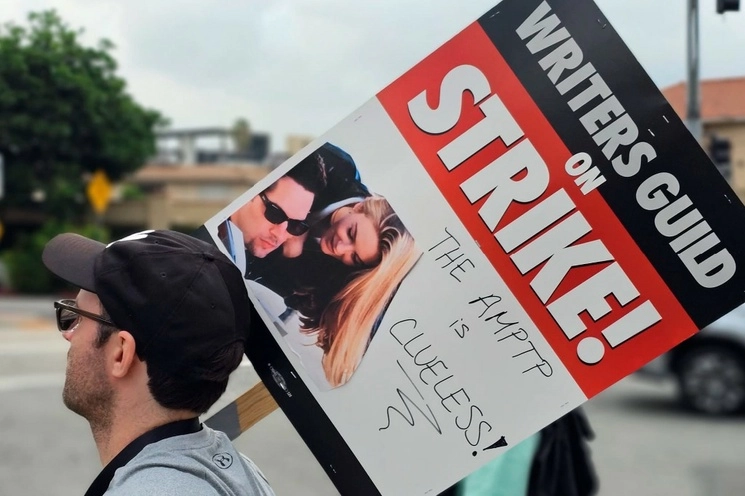 Guionistas se manifiestan frente a los estudios de Warner Bros, en Burbank, California, el 21 de septiembre de 2023.  Foto Ap