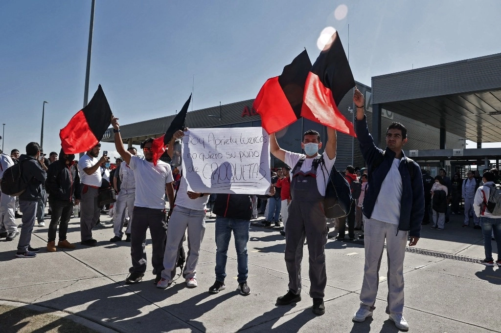 A 24 horas de que estalló la huelga en Audi, la representación sindical y la empresa no han alcanzado algún acuerdo; la firma germana ofrece 6.5 por ciento global y el Sindicato Independiente de Trabajadores de Audi México lucha por 15.5 por ciento. Foto Afp