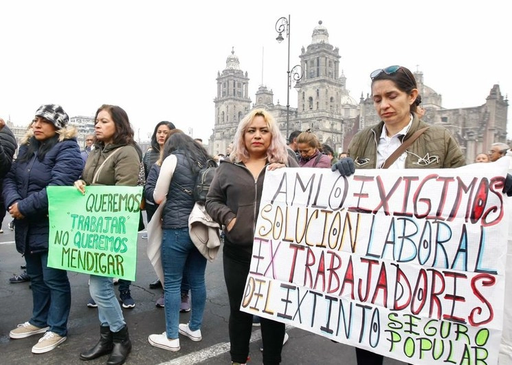 Ex tabajadores del Seguro Popular durante una protesta frente a Palacio Nacional este 16 de enero de 2020. Foto Alfredo Domínguez