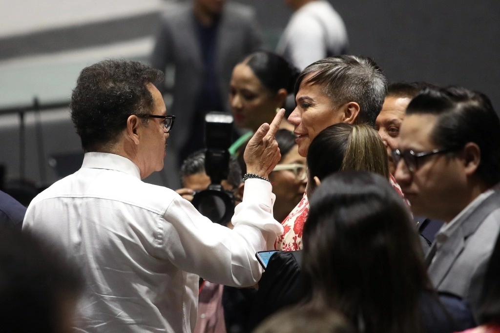 Salma Luévano (derecha) defendió que las acciones afirmativas a favor de la diversidad sexual se han logrado a golpes de sentencias del TEPJF. Frente a ella, el coordinador de Morena, Ignacio Mier. Foto Yazmín Ortega Cortés




