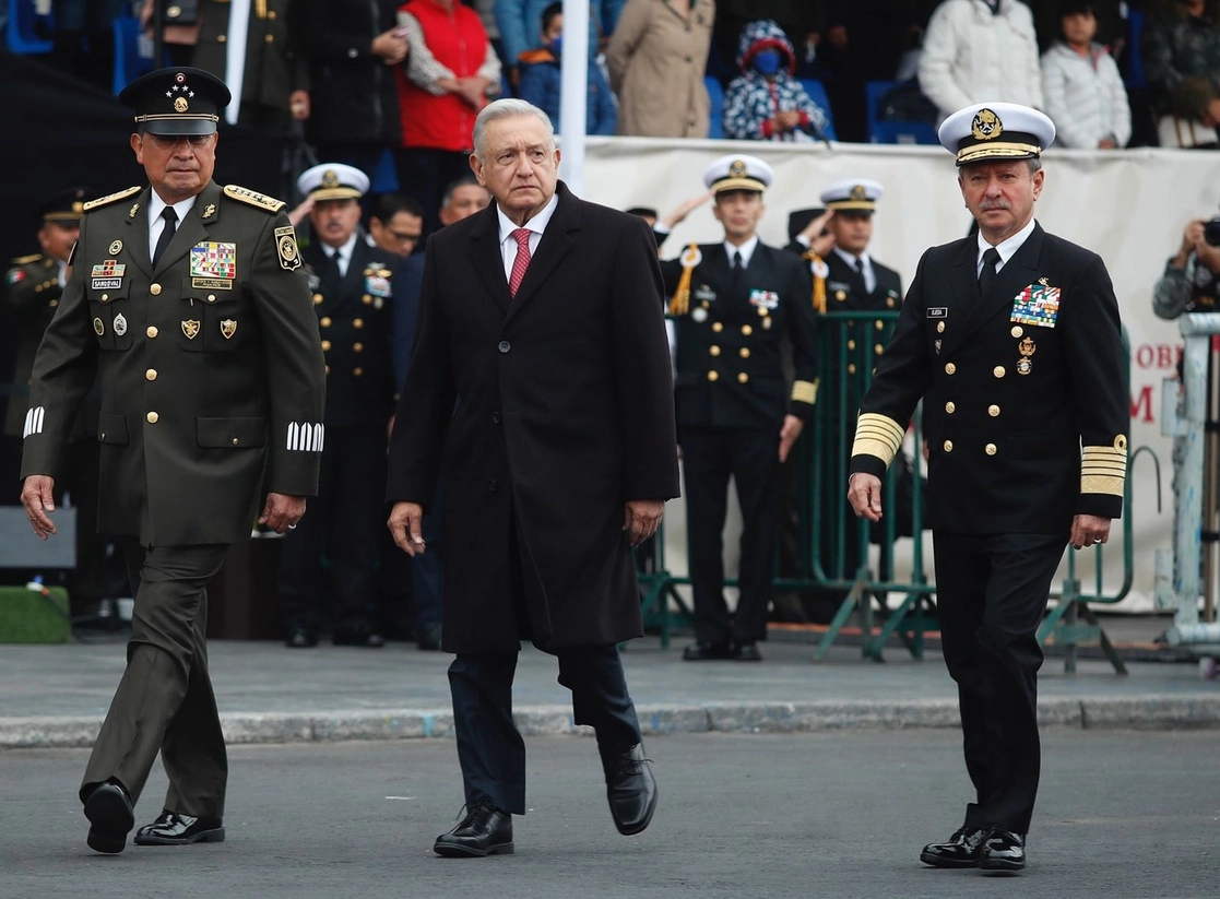 El presidente Andrés Manuel López Obrador encabeza la ceremonia del desfile del 112 aniversario de la Revolución Mexicana, lo acompañan el secretario de la Defensa Nacional, Luis Cresencio Sandoval y el secretario de Marina, José Rafael Ojeda Durán, en CDMX, el 20 de noviembre de 2022. Foto Cristina Rodríguez

