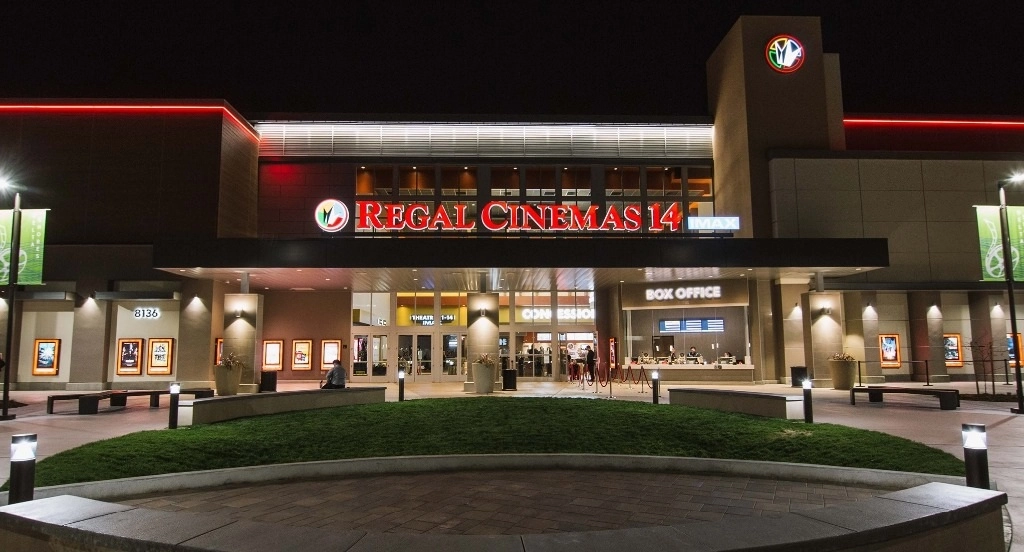 Las salas de cine en EU están en riesgo de cerrar definitivamente sus puertas a causa de la pandemia de Covid-19. Foto tomada del Twitter de @RegalMovies 