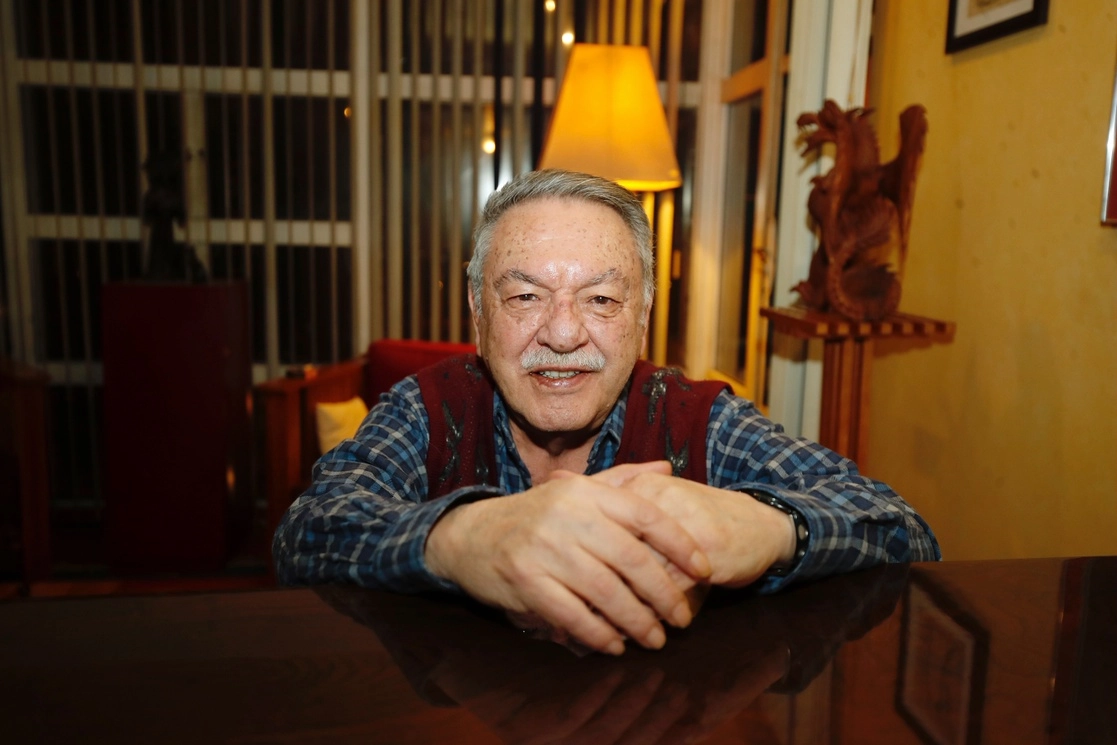 El primer gran impulso que recibió Federico Ibarra a su carrera profesional fue en 1975 y 1976, cuando obtuvo en ambos años el Premio de Composición Silvestre Revueltas, otorgados por la SEP. En la imagen, el maestro en entrevista con ‘La Jornada’. Foto Cristina Rodríguez
