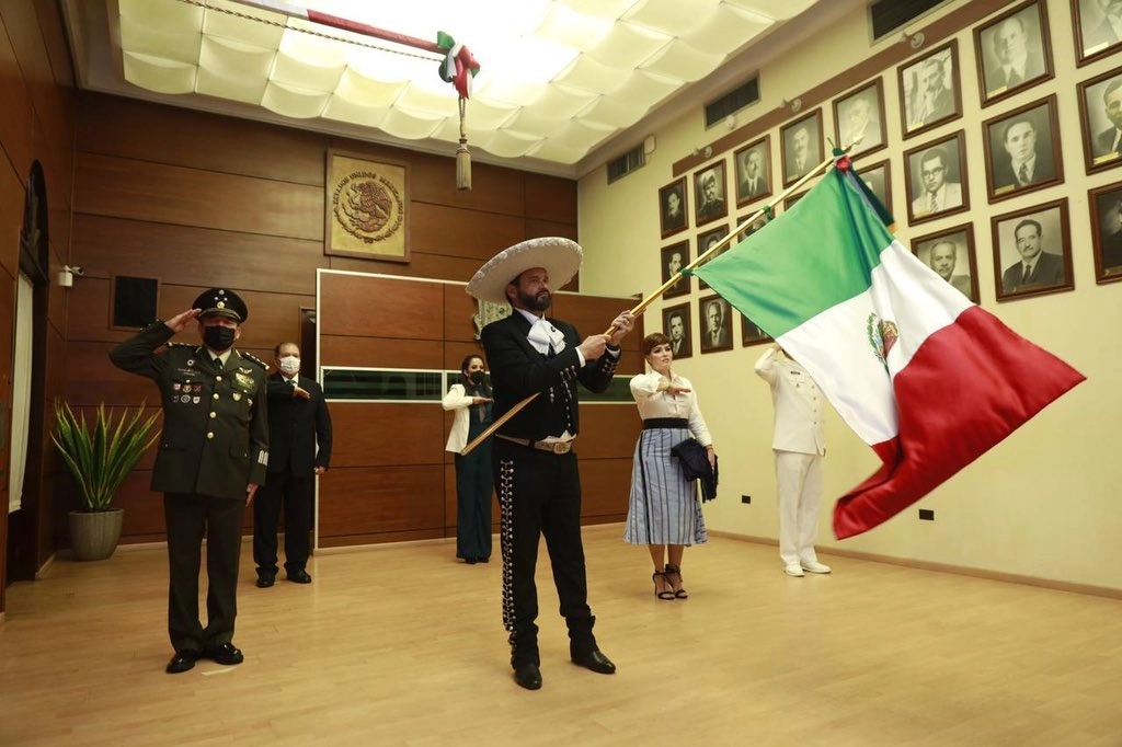 El gobernador de Nayarit, Antonio Echevarría, participó en la ceremonia cívica del Grito de Independencia vestido de charro, como lo hizo durante sus cuatro años de gobierno, el 15 de septiembre de 2021. Foto tomada de Twitter @AntonioEcheG