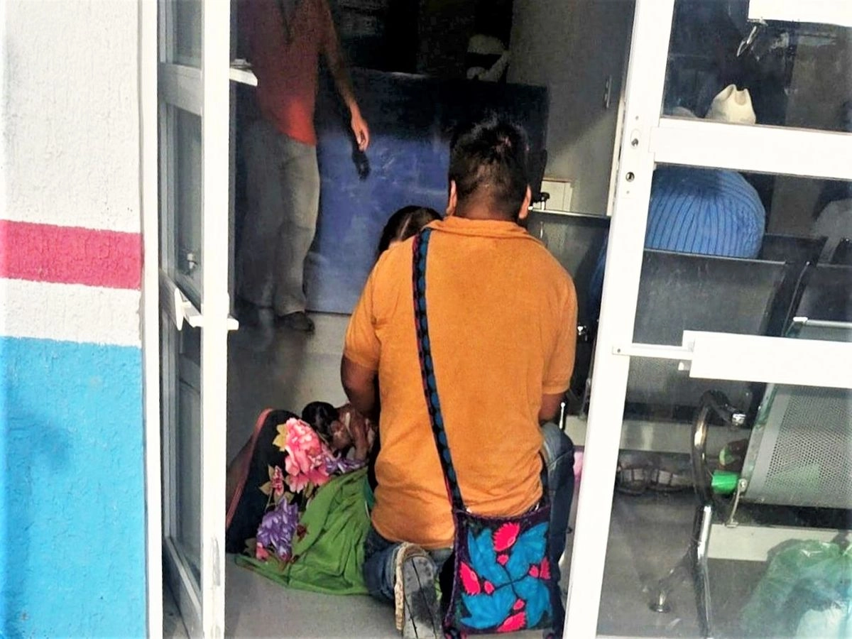 Joven madre wixárika de 25 años al momento del alumbramiento de un bebé en el ingreso al área de urgencias del Hospital Comunitario de Colotlán, en el norte de Jalisco. Foto 