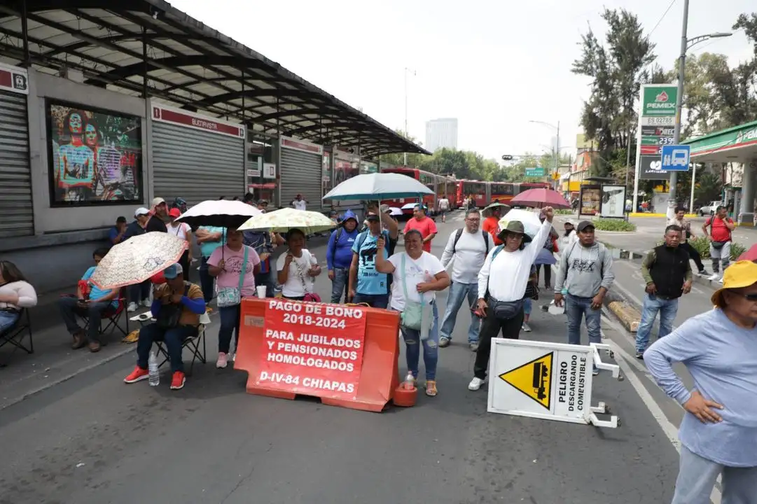 Maestros de la CNTE bloquean el cruce de Insurgentes y el Eje 1, a la altura de las estaciones Buenavista del Metro y Metrobús, como parte de su jornada de movilizaciones en la Ciudad de México, el 22 de mayo de 2025. 