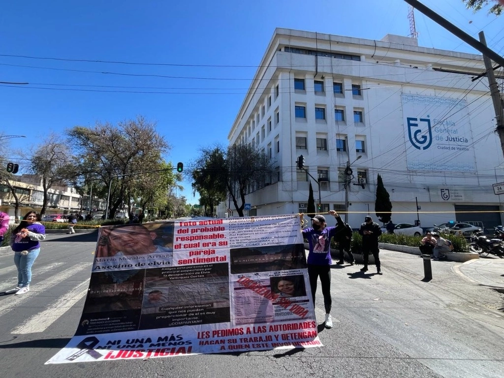 Familiares y amigos de Carmen Elvia Velázquez Cortés, localizada sin vida hace 8 meses, bloquean la avenida Río de la Loza, para exigir a la Fiscalía capitalina que se detenga al presunto feminicida, en la Ciudad de México, el 5 de febrero de 2024. Foto Alfredo Domínguez