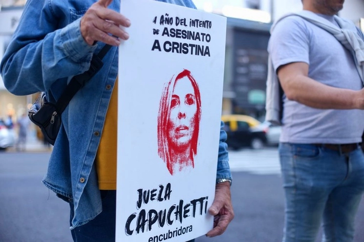 Manifestantes salieron a las calles de Buenos Aires para exigir justicia tras cumplirse un año del intento de asesinado de la vicepresidenta Cristina Fernández de Kirchner. Foto tomada de X@UyO_oficial