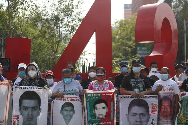 Familiares de los 43 normalistas de Ayotzinapa durante una protesta en imagen de archivo. Foto Yazmín Ortega