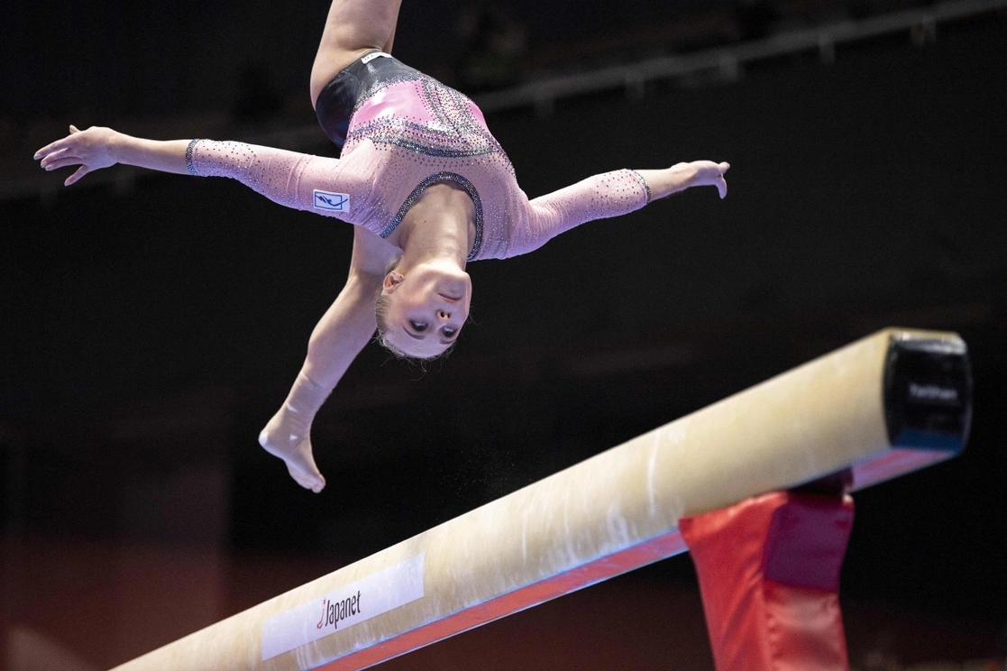 La gimnasta rusa Angelina Melnikova se proclamó campeona del mundo del concurso general por primera vez en su carrera, este jueves en Kitakyushu (Japón), tres meses después de su medalla olímpica de bronce lograda en Tokio. Foto Afp