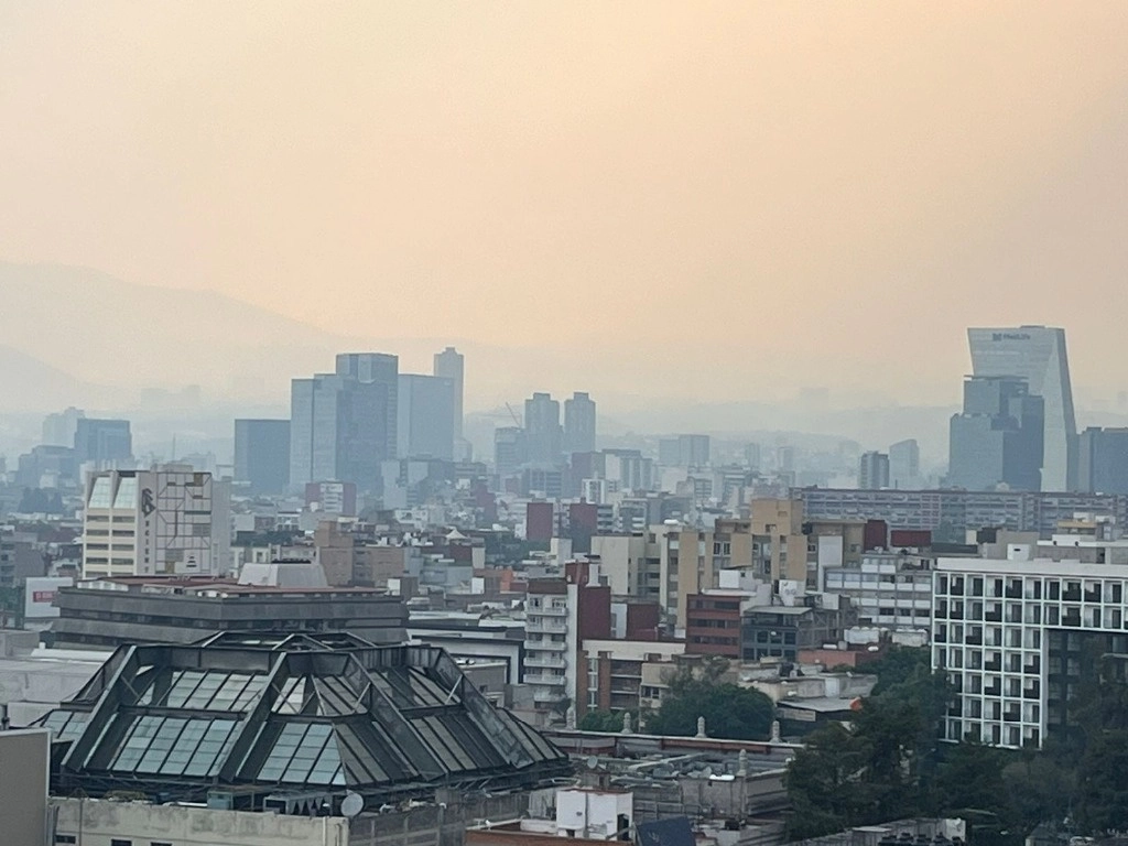 De esta manera, pese a las lluvias y vientos registrados este sábado en la Ciudad de México, la Came continuará la aplicación del Hoy no circula ampliado, con la restricción en el tránsito. Foto Alfredo Domínguez 