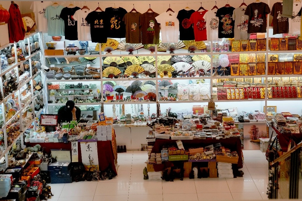 Un comerciante espera clientes en un centro comercial en Pekín, China, el 15 de marzo de 2024.Foto Ap