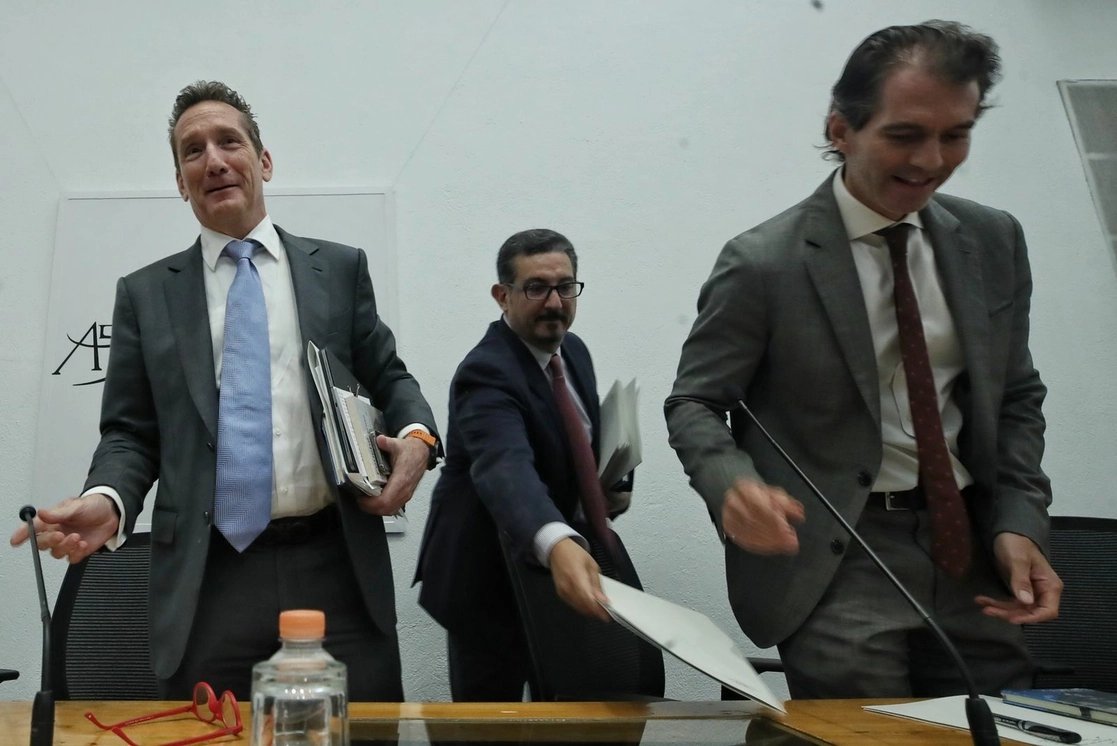 Daniel Becker Feldman, presidente de la ABM (izq) junto con Raúl Martínez Ostos, presidente del Consejo de Administración y Director General de Barclays México (der). Foto Marco Peláez 