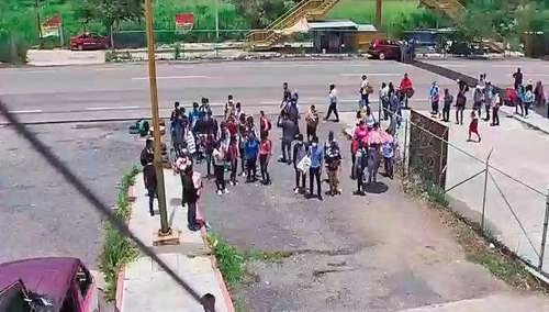 Familiares y alumnos de la escuela normal rural Mactumactzá esperaban ayer fuera del penal de El Amate, en Chiapas, la resolución del juez que dictó libertad incondicional a 91 alumnos de ese plantel y a cuatro indígenas desplazados del municipio de Chenalhó, quienes fueron detenidos el pasado 18 de mayo por apoderarse de la caseta de cobro de la carretera San Cristóbal-Tuxtla Gutiérrez. Foto 'La Jornada'