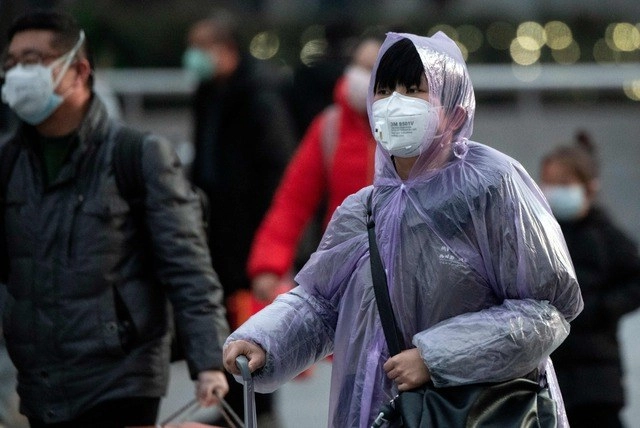 Ciudadanos recorren las calles de Shanghái, China. Foto Afp