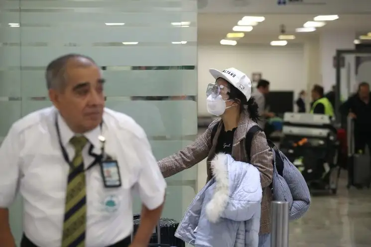 Pasajeros internacionales que arriban al AICM toman medidas contra el contagio del Covid-19. Foto LA JORNADA/Yazmín Ortega Cortés