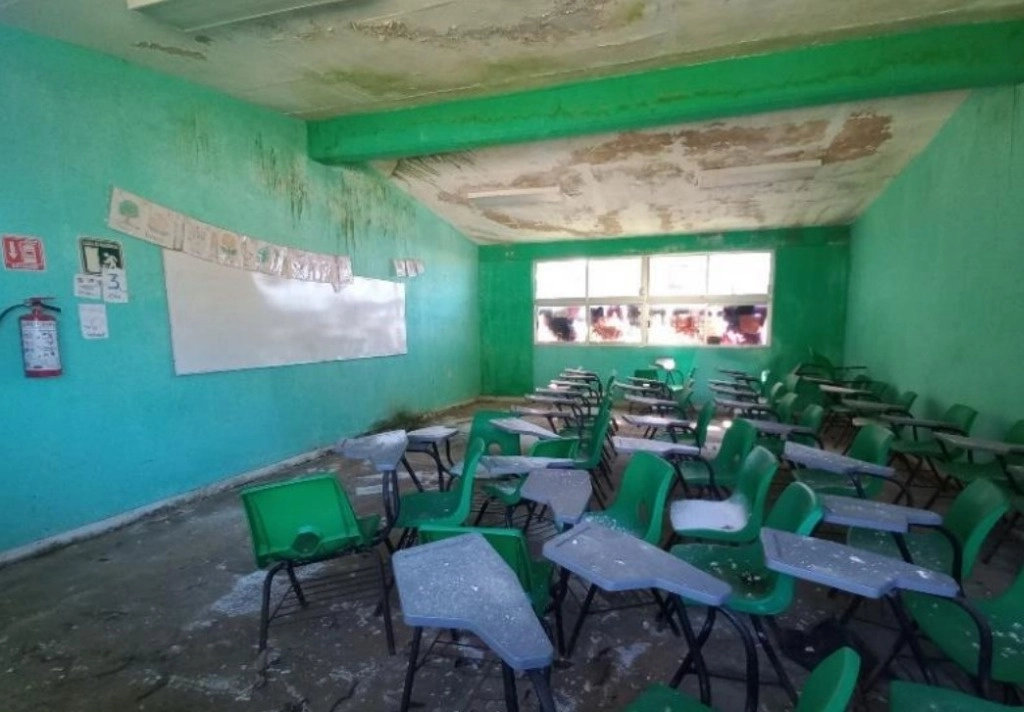 De lo que en su momento fueron el jardín de niños y la escuela primaria, hoy quedan 2 aulas con paredes y techos de concreto, una cancha de usos múltiples construida recientemente y una casa del maestro. Foto cortesía de la comunidad Las Candelarias Bienes Comunales