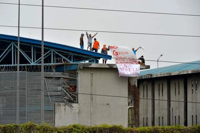 Internos del penal de Guayaquil en Ecuador se manifiestan tras el motín que dejó decenas de muertos. Foto Afp
