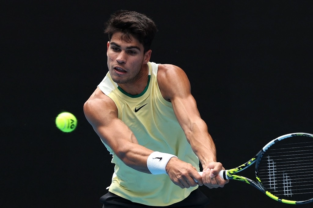El tenista español Carlos Alcaraz avanzó sin contratiempos a la cuarta ronda del Abierto de Australia, después de que su rival Shang Juncheng se retiró del partido el 20 de enero de 2024. Foto Afp
