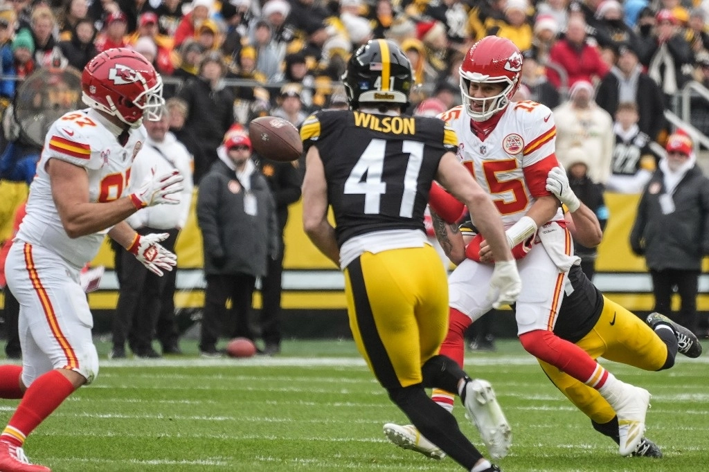 Patrick Mahomes (15) le da un pase a Travis Kelce (87) durante el partido de los Jefes de Kansas City contra los Acereros de Pittsburgh, el 25 de diciembre de 2024. Foto Ap