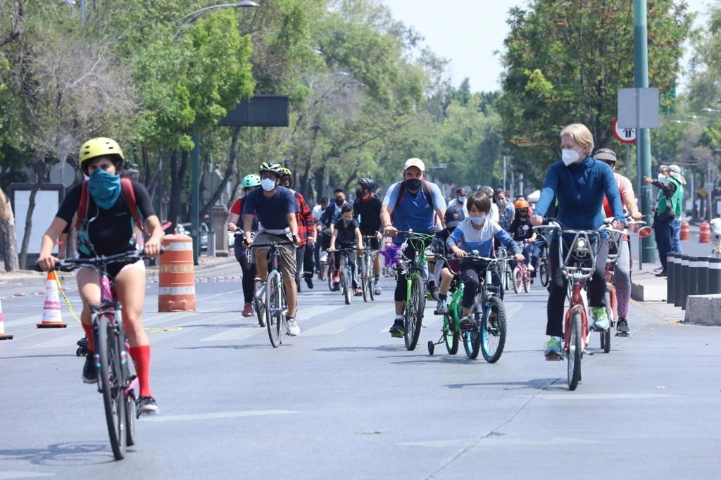 Capitalinos durante el paseo ciclista en Paseo de la Reforma, el 21 de marzo de 2021. Foto LA JORNADA/María Luisa Severiano 