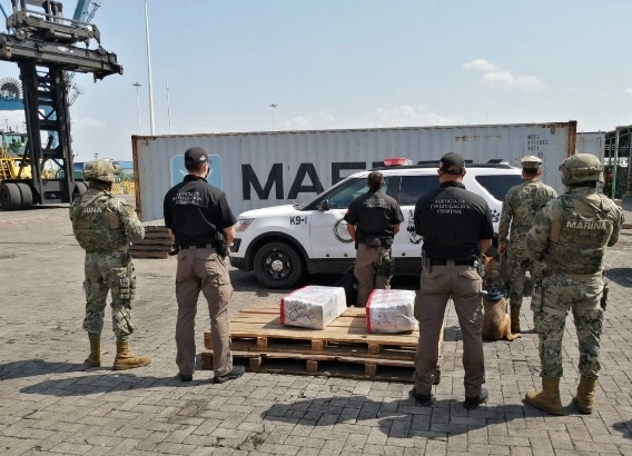 Operación para el decomiso de presunta cocaína en el puerto de Manzanillo, reportada el 5 de julio de 2020. Foto cortesía de Semar