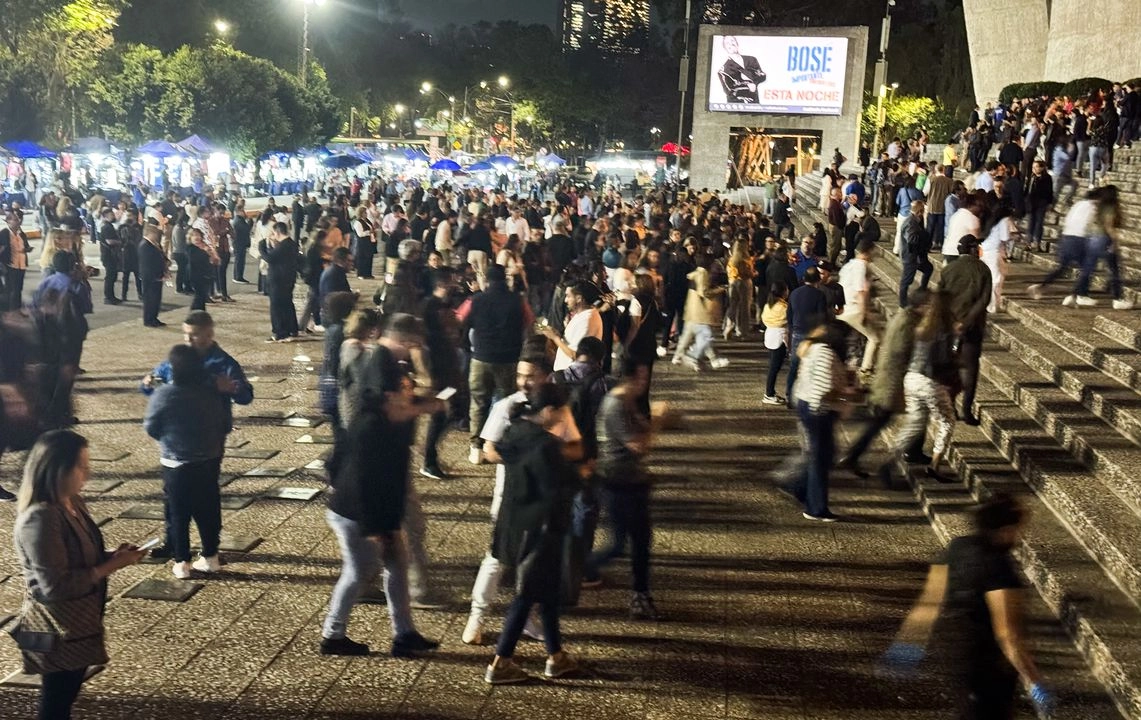 La activación de la alerta sísmica ocasionó la evacuación de inmuebles en la CDMX. En la imagen, evacuación de asistentes al concierto de Miguel Bosé en el Auditorio Nacional.