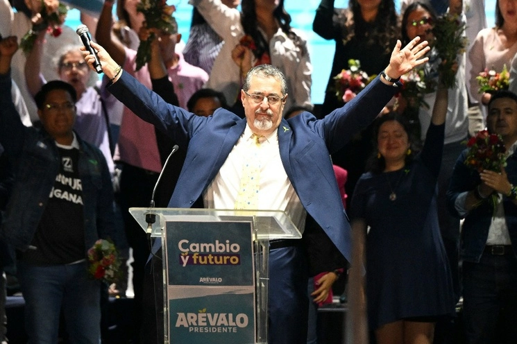 Bernardo Arévalo, candidato presidencial del partido Semilla, durante su cierre de campaña previo al balotaje en Guatemala, el 16 de agosto de 2023. Foto Afp
