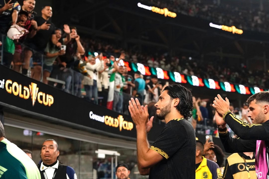 El delantero mexicano Raúl Jiménez (9) aplaude al salir de la cancha tras un partido de la Copa Oro de la Concacaf contra República Dominicana, el sábado 14 de junio de 2025, en Inglewood, California.  Foto
