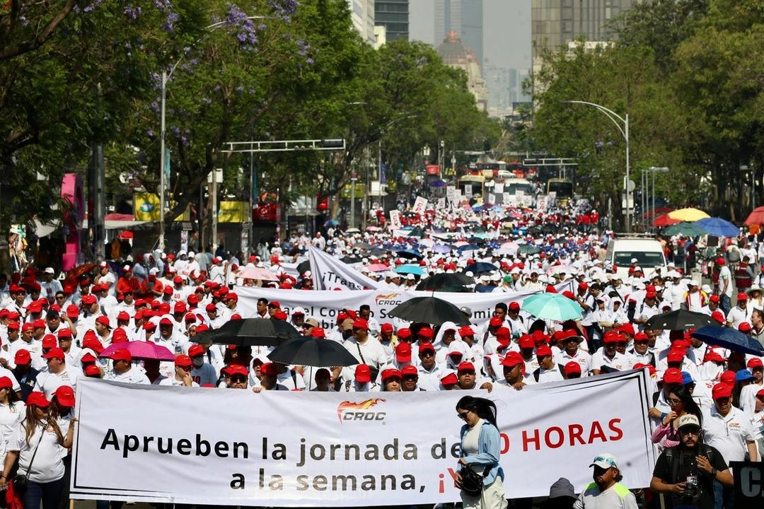 Integrantes de diversos sindicatos marchan hacia el Zócalo capitalino, el 1 de mayo de 2025. 