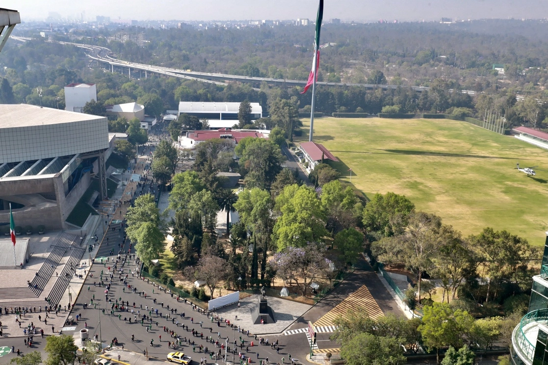 Desde muy temprano se apersonaron adultos mayores en el Campo Marte para recibir la vacuna contra el Covid-19, en el primer día de este proceso en la alcaldía Miguel Hidalgo, el 8 de marzo de 2021. Foto Luis Castillo