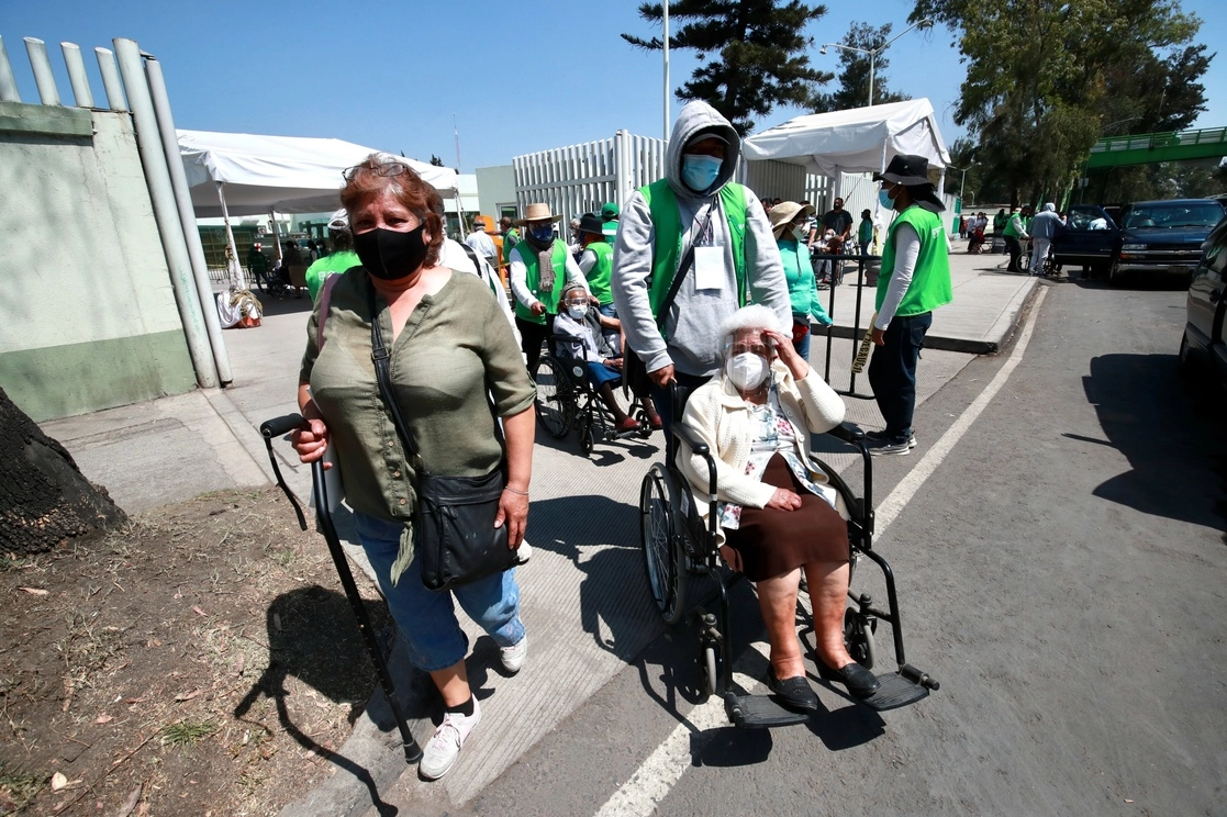 Adultos mayores tras recibir su vacuna contra el Covid-19, en la alcaldía Iztapalapa. Foto Luis Castillo / Archivo