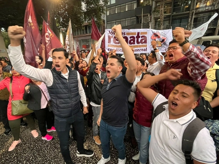 Simpatizantes de Morena a las afueras del WTC. Foto Luis Castillo