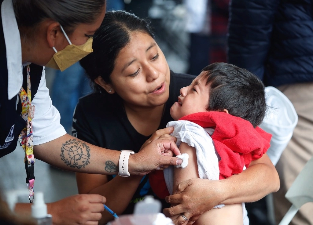 En México 4 de cada 10 infantes menores de un año cuenta con su esquema completo de vacunación,señalaron en el Foro Vacunación para la Niñez: Sí Podemos. Foto Cristina Rodríguez / Archivo 