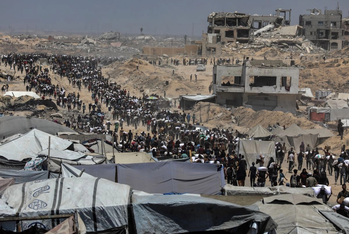  Imagen del 1° de agosto de 2025 de palestinos transportando ayuda humanitaria, en Beit Lahia, en el norte de la Franja de Gaza.