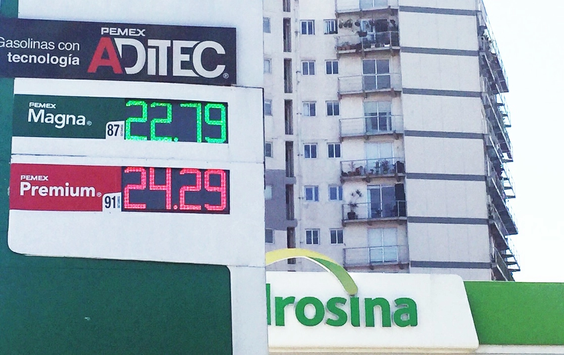 De no haber aplicado el gobierno federal estímulos fiscales adicionales para contener el precio de la gasolina, la inflación general estaría en niveles aún más altos, señaló el Banco de México. Foto Guillermo Sologuren / Archivo