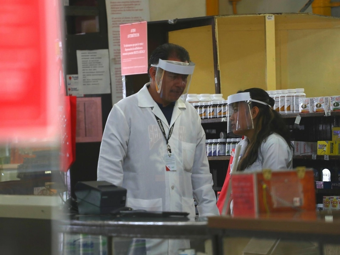 Empleados de una farmacia en el Centro Histórico de la Ciudad de México. Foto Yazmín Ortega Cortés / Archivo