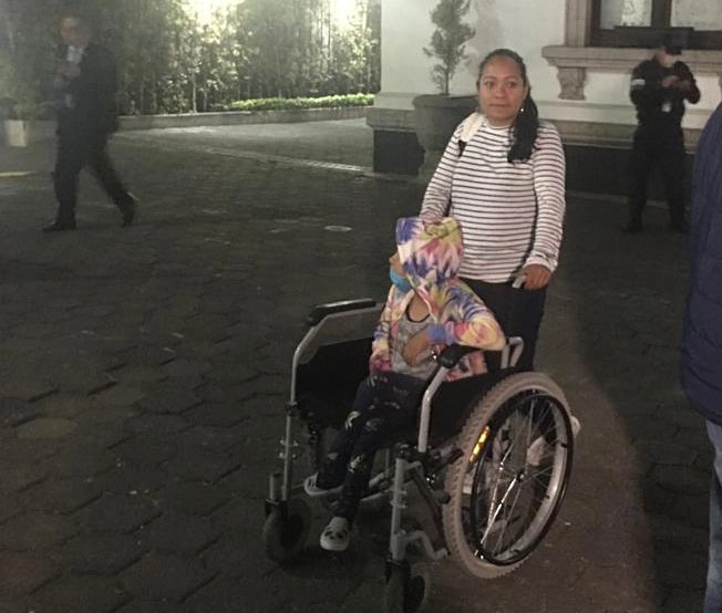 Los padres de familia fueron atendidos por el titular de la unidad de gobierno Fausto Razo y por el Coordinador abastecimiento Insabi, Alejandro Calderon Alipi. Foto: Fabiola Martínez