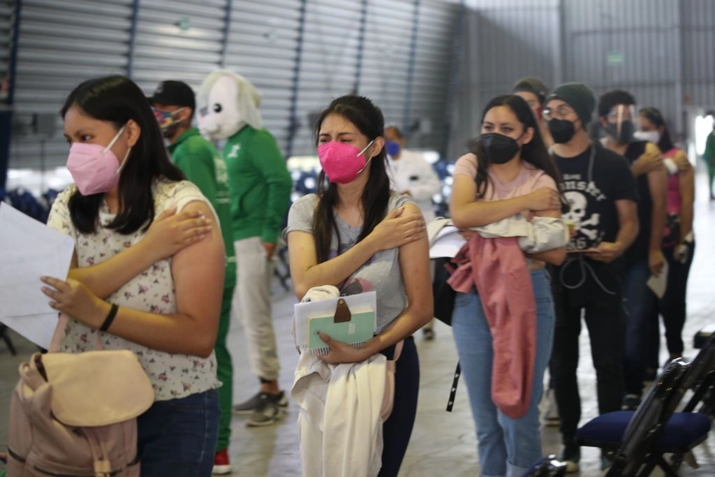 Personas de 18 a 29 años, que residen en la alcaldía Iztacalco, acuden al Palacio de los Deportes para recibir su segunda dosis de la vacuna contra el Covid-19, en la Ciudad de Méico, el 24 de agosto de 2021. Foto María Luisa Severiano