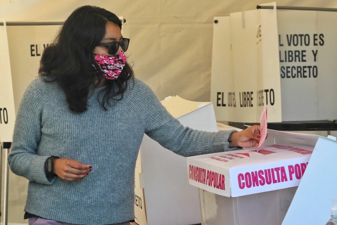 Una ciudadana emite su voto para la consulta popular en la casilla 3960 de la alcaldía Tlalpan, en la Ciudad de México, el 1 de agosto de 2021. Foto Marco Peláez