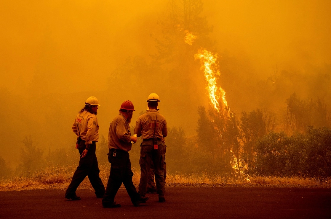 Alrededor de 650 bomberos laboran en el Bosque Nacional Klamath, en California, para contener el incendio ‘McKinney’, el cual ha devastado 160 kilómetros cuadrados y destruido casi una veintena de residencias. En Montana, un siniestro triplicó su tamaño, a más de 28 kilómetros cuadrados, a poca distancia del poblado Elmo. En Idaho, las autoridades ordenaron la evacuación en el Bosque Nacional Salmon-Challis debido a que el fuego consumió 174 kilómetros cuadrados en las cercanías de la localidad Salmon. Foto Ap