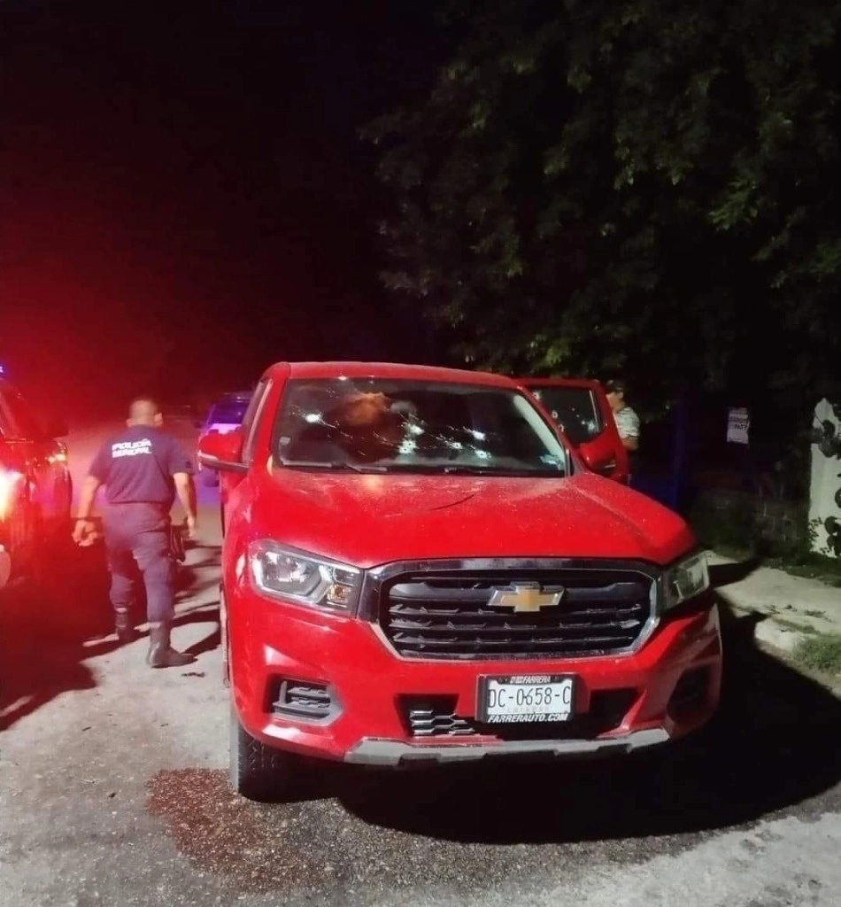 Vehículo en el que circulaban los cinco colaboradores de Nicolás Noriega Zavala, candidato de Morena a la alcaldía de Mapastepec, quienes la madrugada del domingo fueron asesinados a balazos; la unidad quedó con varios impactos. Foto 'La Jornada'


