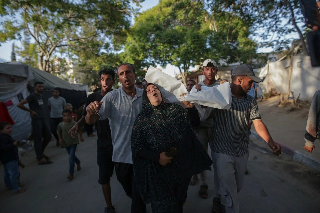 Dolientes cargan el cuerpo de su familiar, víctima de uno de los recientes bombardeos israelíes en Jan Yunis, sur de la franja de Gaza. Foto Ap