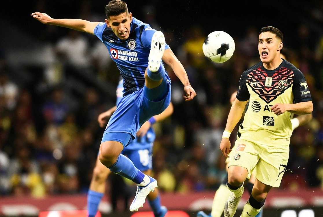Alejandro Zendejas del América y Luis Abram del Cruz Azul disputan el balón durante el encuentro. Foto Afp