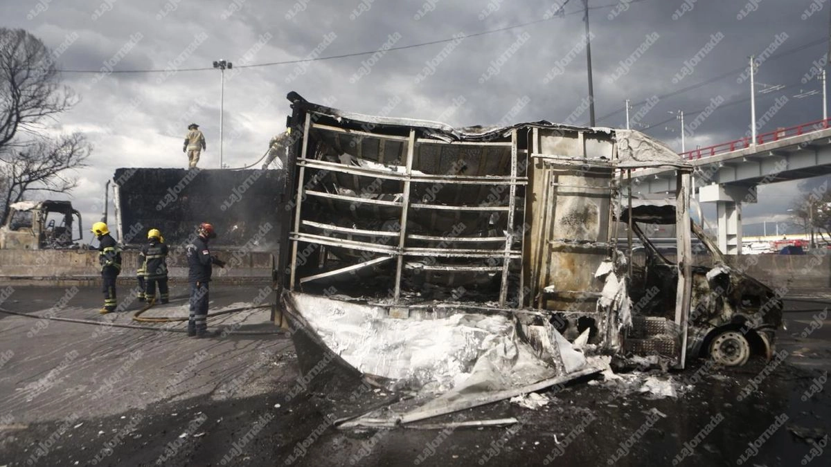 Bomberos atienden el incendio de una pipa y varios vehículos en las inmediaciones del Puente de la Concordia y la calzada Ignacio Zaragoza al poniente, el 10 de septiembre de 2025. Foto