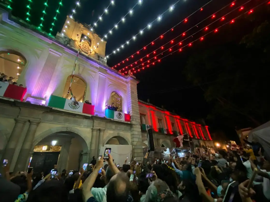 En una ambiente de fiesta y paz, se efectuó ayer en la capital oaxaqueña el grito de Independencia, acto que fue encabezado por el gobernador Alejandro Murat Hinojosa. Foto Jorge A. Pérez Alfonso / ‘La Jornada’