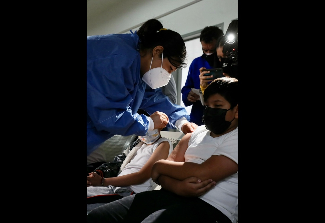 Un grupo de niños recibe la vacuna contra el covid-19, ayer, en el Centro de Salud T-II, ubicado en la colonia Santiago Ahuizotla, alcaldía Azcapotzalco.Foto Roberto García Ortiz