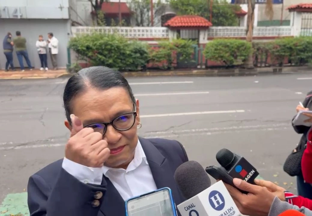Con un banco de plástico en mano, Rosa Icela Rodríguez fue la primera en la fila y esperó por más de una hora con 40 minutos hasta que terminó la organización de los funcionarios de casilla y se permitió el paso para las votaciones. Foto 