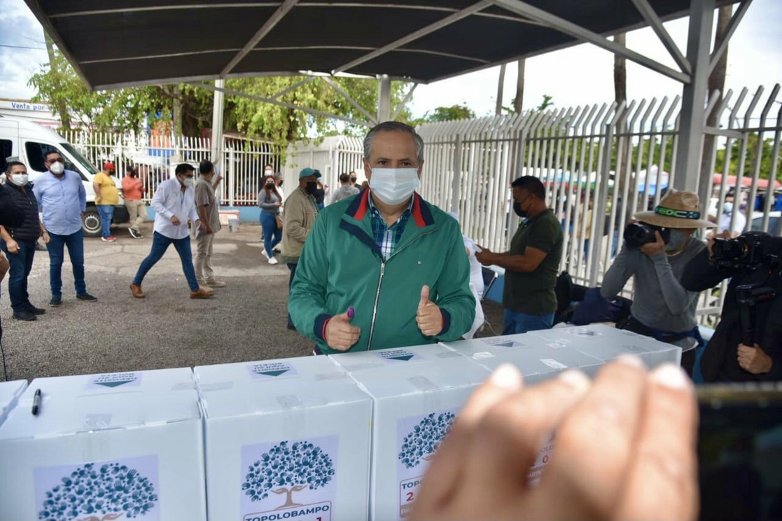 El alcalde Gerardo Vargas participa en la consulta para decidir si se construye una planta de amoniaco en la Bahía de Ohuira. Foto tomada de la cuenta de Twitter @GVargasLanderos